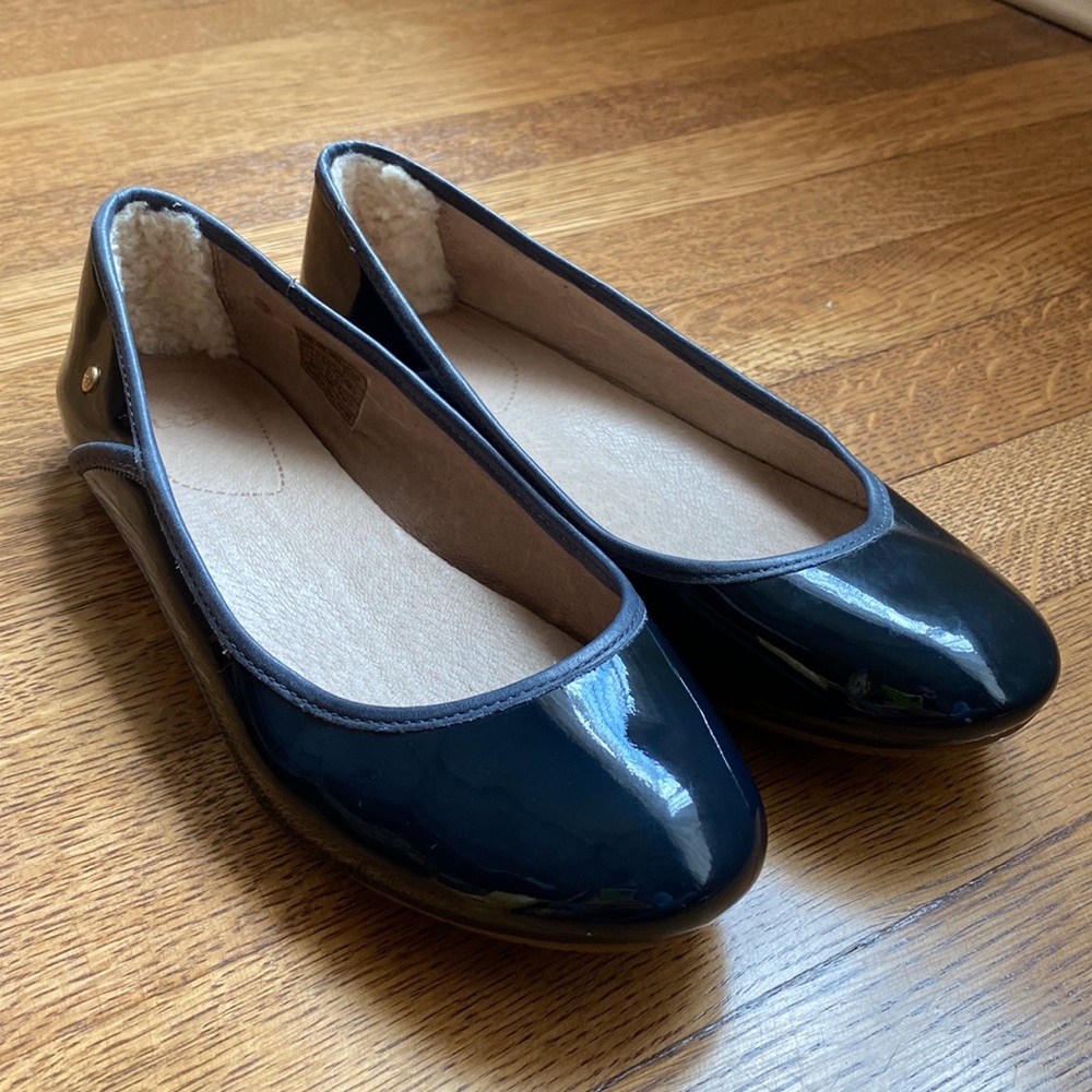 UGG flats, size 7 New Brand NEW. NEW NEW. Never worn. big for me.